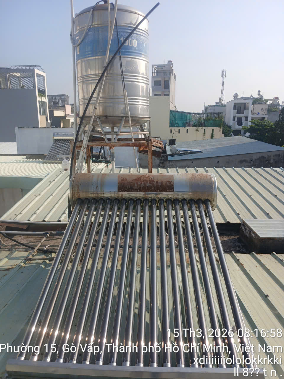 Chân đế máy nghiêng lún trên mái ngói tại Quận 12: Nguyên nhân và biện pháp khắc phục
