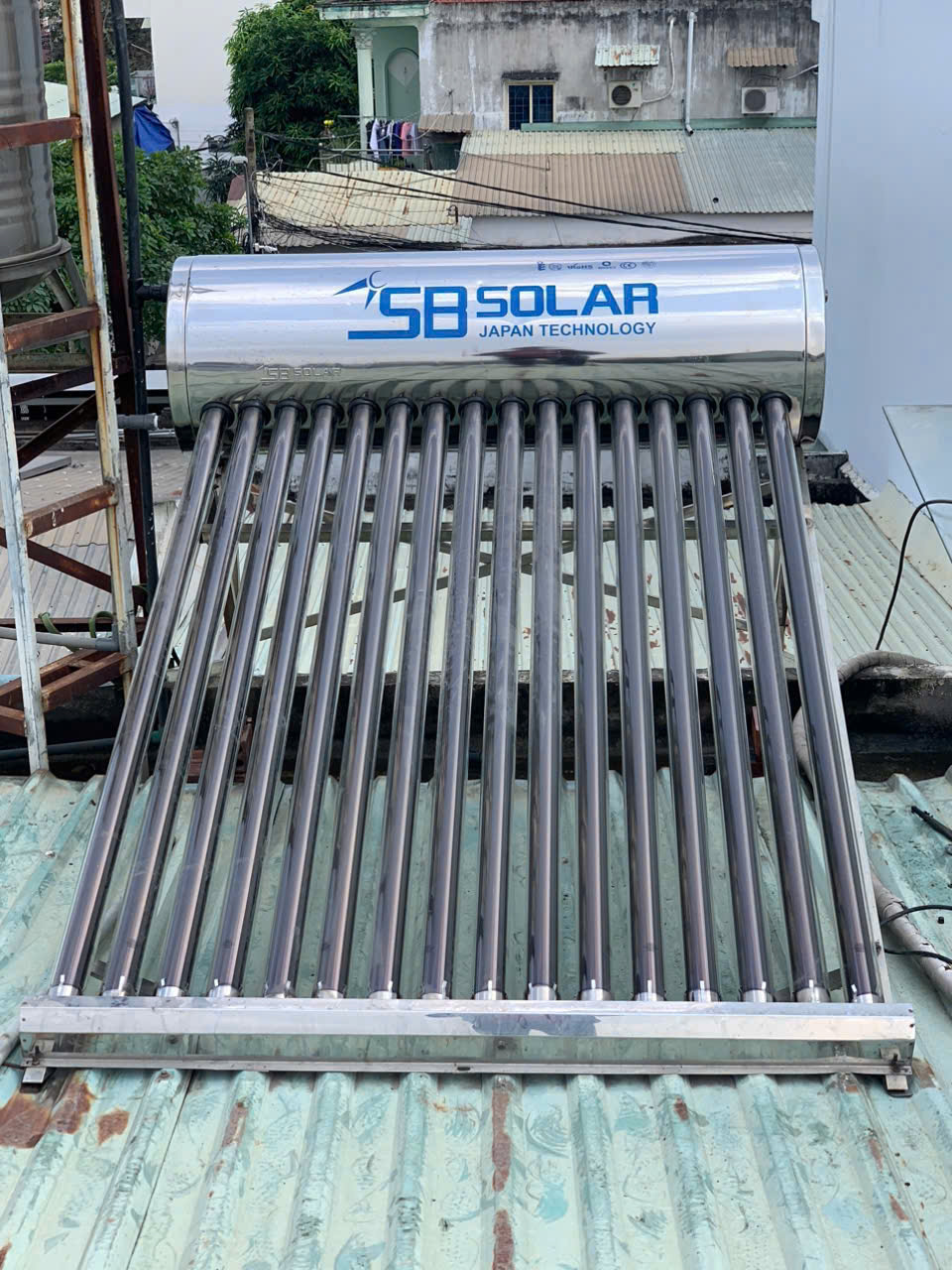 Sửa máy bơm tăng áp chịu nhiệt bị cháy tại Khu đô thị Phú Mỹ Hưng (Quận 7): Bảo vệ hệ thống năng lượng mặt trời khỏi sự cố