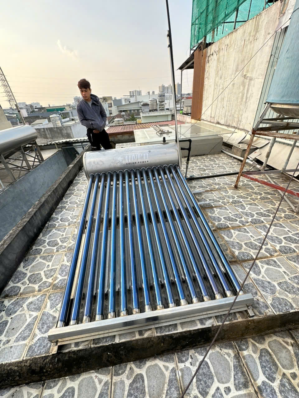 Thay mới ống thủy tinh thu nhiệt bị vỡ hoặc bị trắng ống tại Quận 8