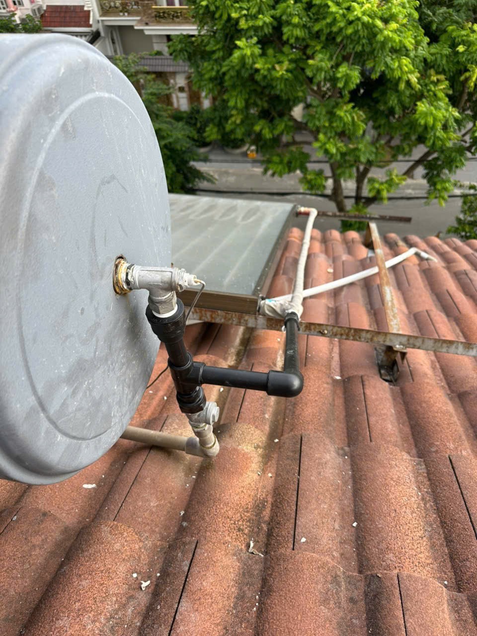 Thay Ống Thủy Tinh Vỡ Máy Nước Nóng Năng Lượng Mặt Trời Tại Quận 5