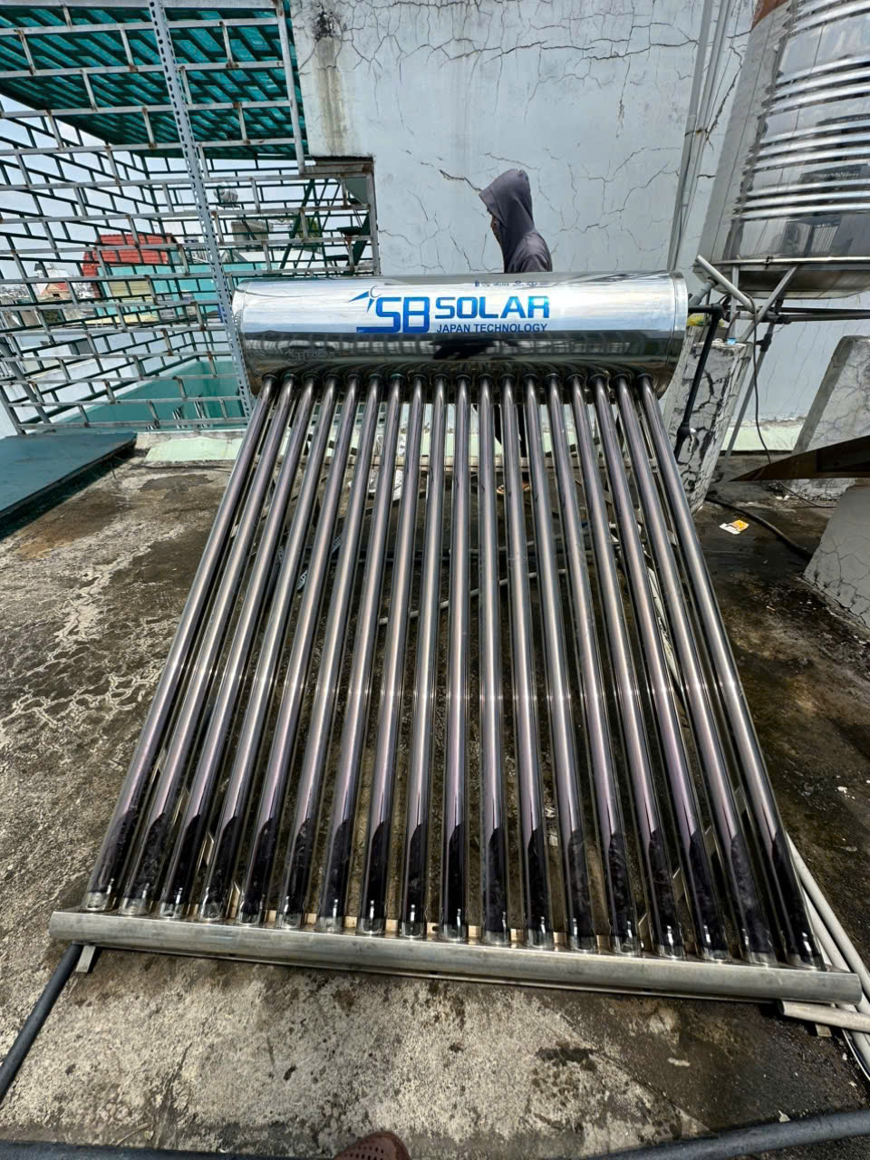 Nâng Cấp Hiệu Suất: Thay Ống Thu Nhiệt Phi 47 Đời Cũ Tại KDC Trung Sơn