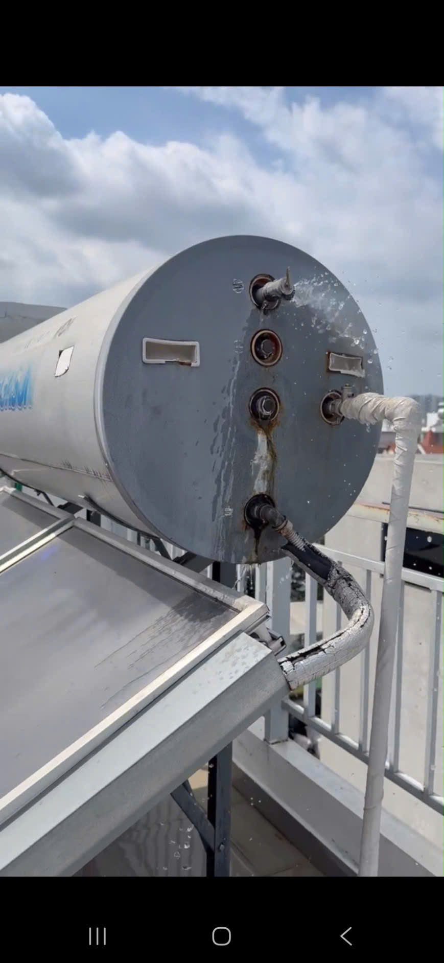 Bình bảo ôn bị rỉ sét mục lủng lõi Inox 304 tại Quận Phú Nhuận: Biến chứng nguy hiểm của vật liệu không bền