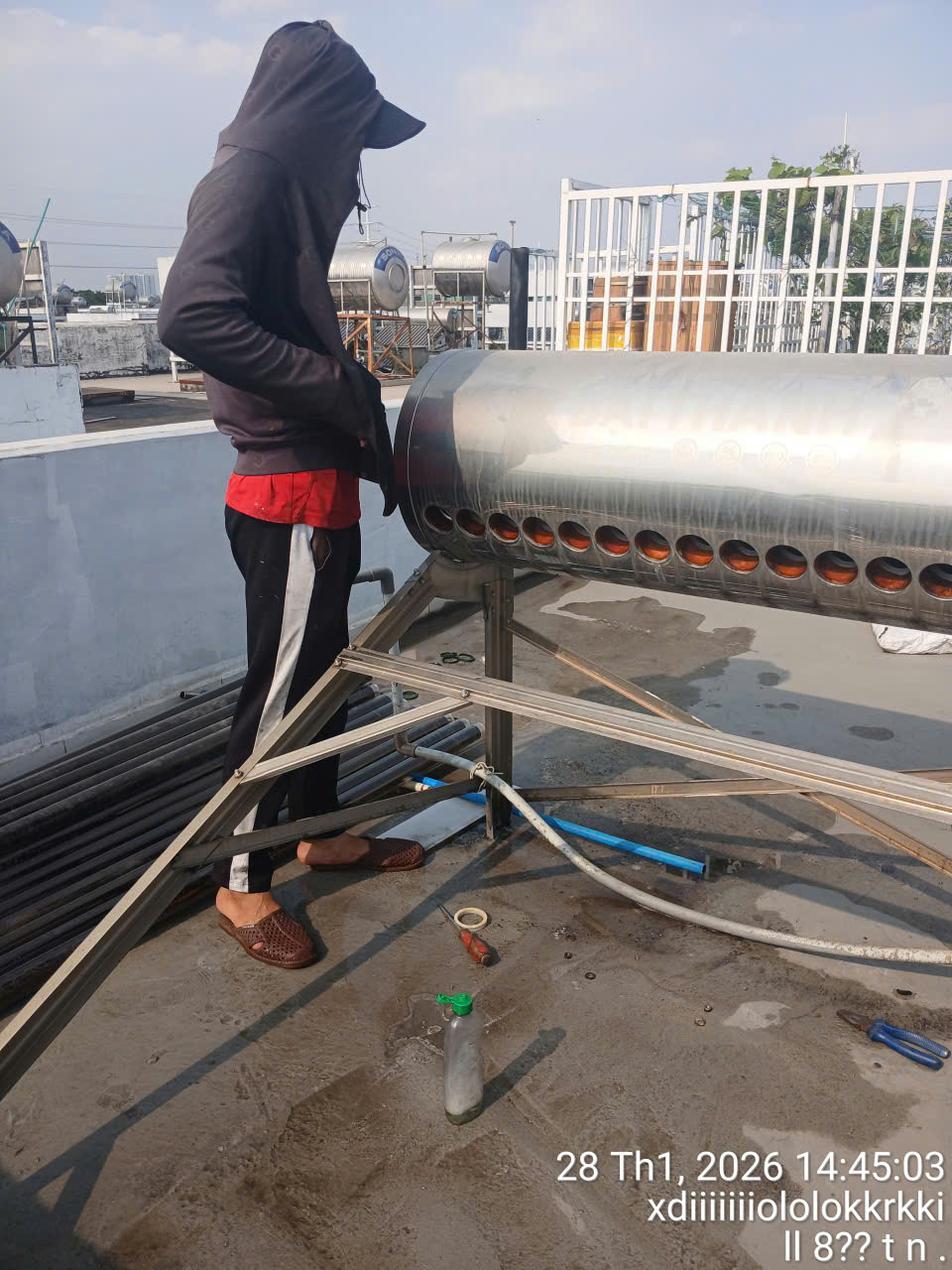 Nước nóng chảy yếu dù bồn chứa đầy: Sự việc tại Huyện Nhà Bè - Cần giải pháp hiệu quả