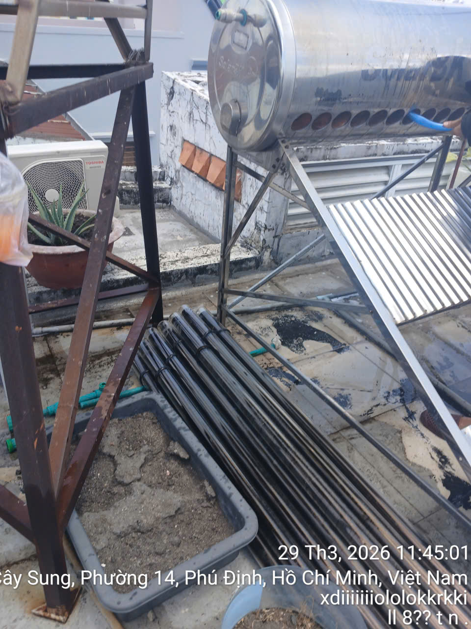 Tăng Hiệu Suất Hệ Thống Năng Lượng Mặt Trời với Vệ Sinh Bề Mặt Kính Tấm Thu Nhiệt