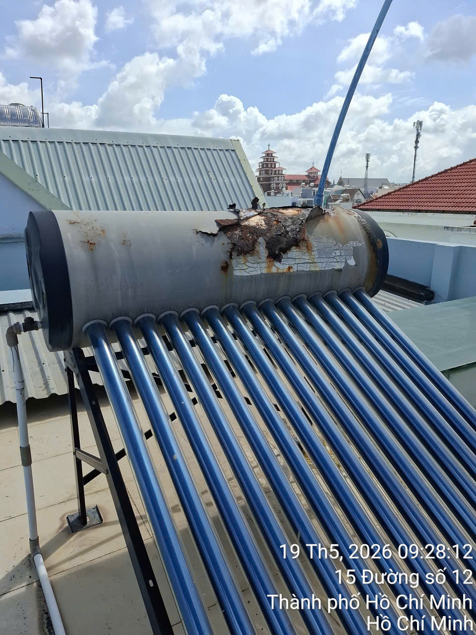 Sửa van một chiều bị hỏng khiến nước nóng chảy ngược về bồn lạnh tại TP Biên Hòa