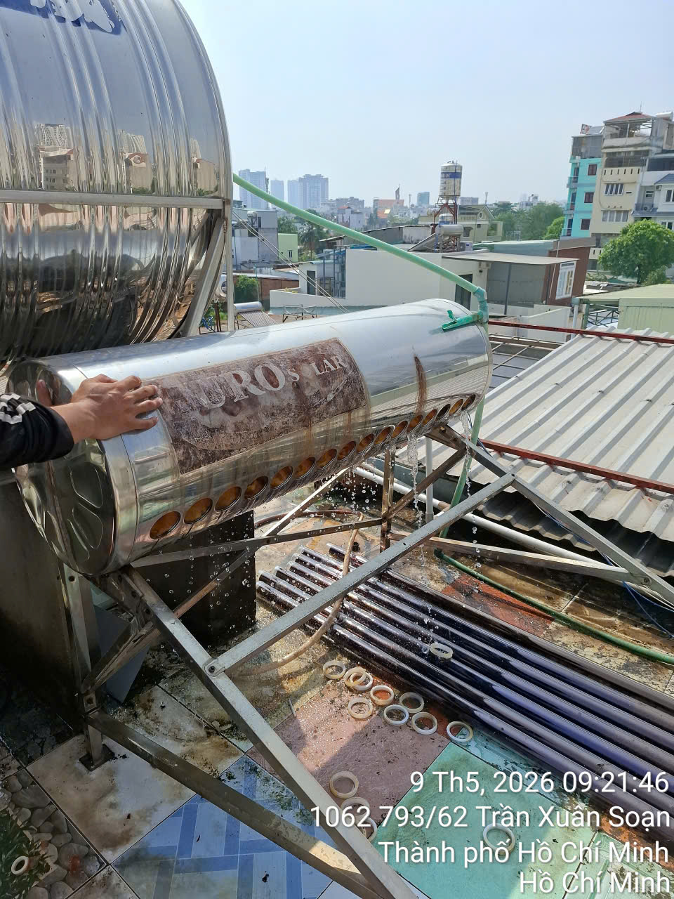 Lắp đặt ống thủy tinh phi 58 mới thay thế ống thủy tinh bị bể do va đập tại Huyện Củ Chi