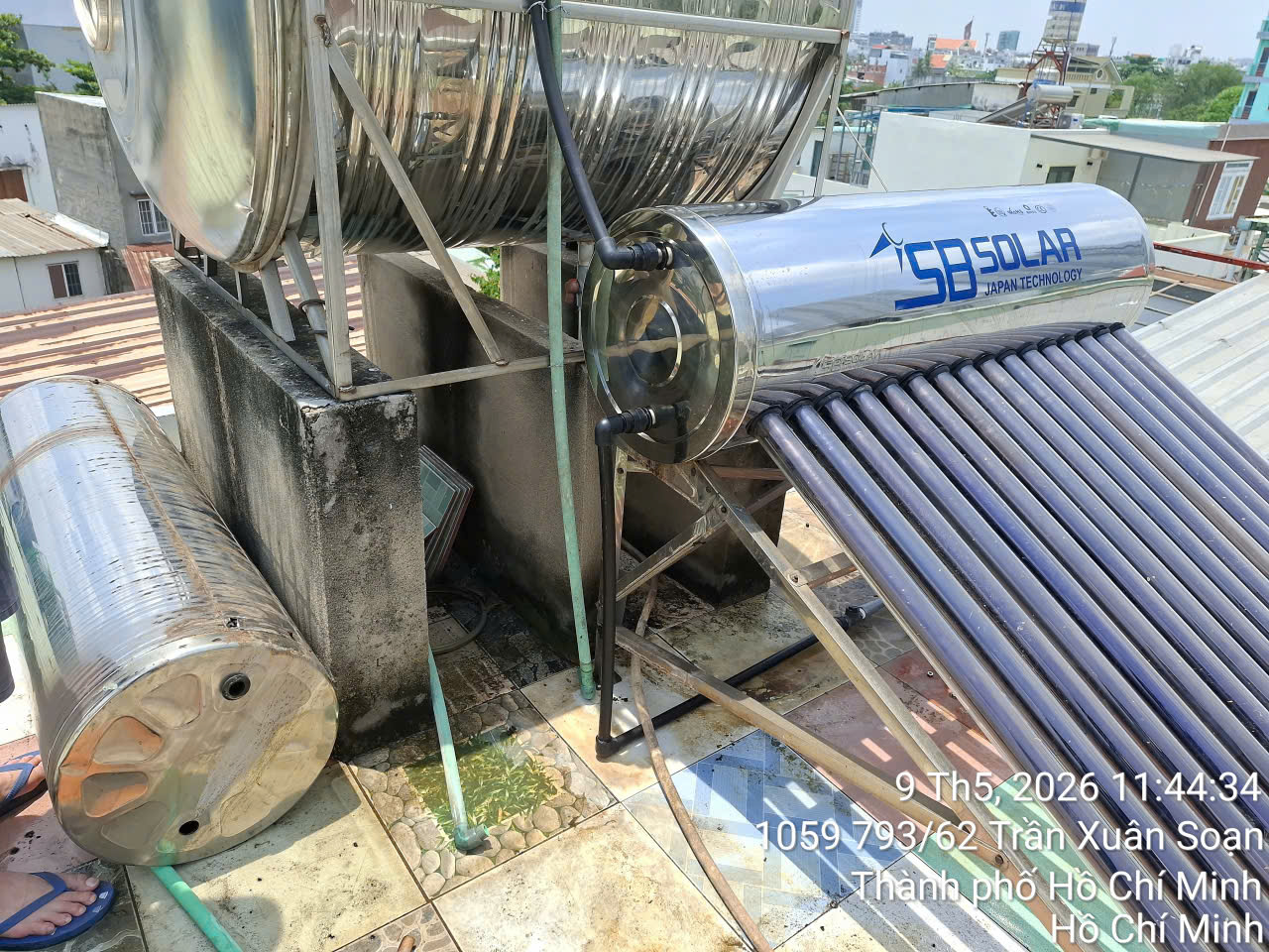 Cặn vôi đậm đặc trong ống thủy tinh gây ảnh hưởng hệ thống năng lượng mặt trời