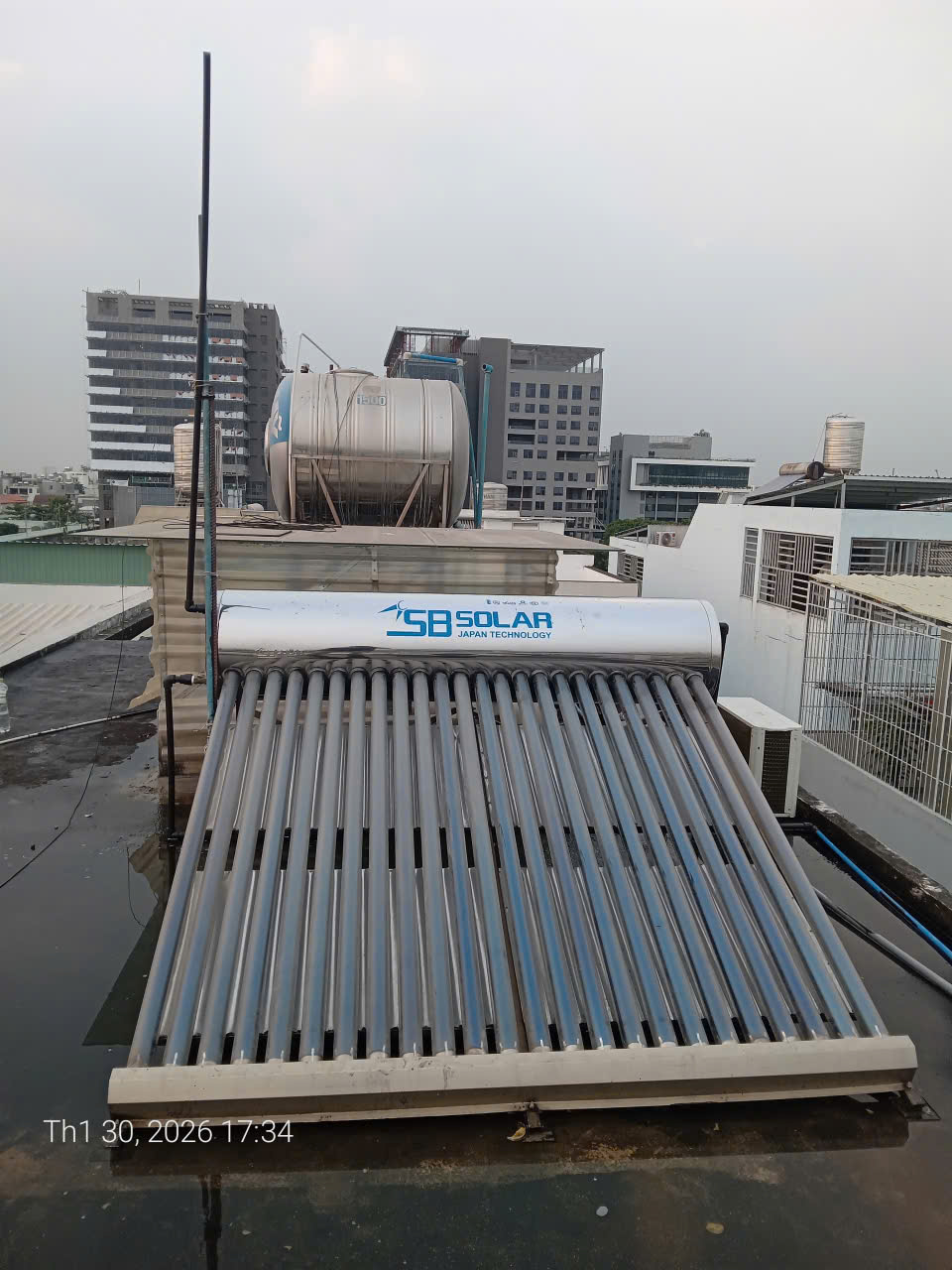 Tình trạng ống thủy tinh bị đóng cặn vôi dày đặc: Điểm yếu của hệ thống năng lượng mặt trời tại Quận 12